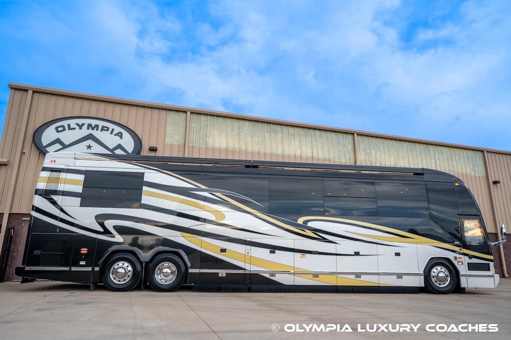 2008 Prevost H3-45 Amadas Motorcoach Conversion - Thumbnail 22 2008 Prevost H3-45 Amadas Motorcoach Conversion - Thumbnail 22