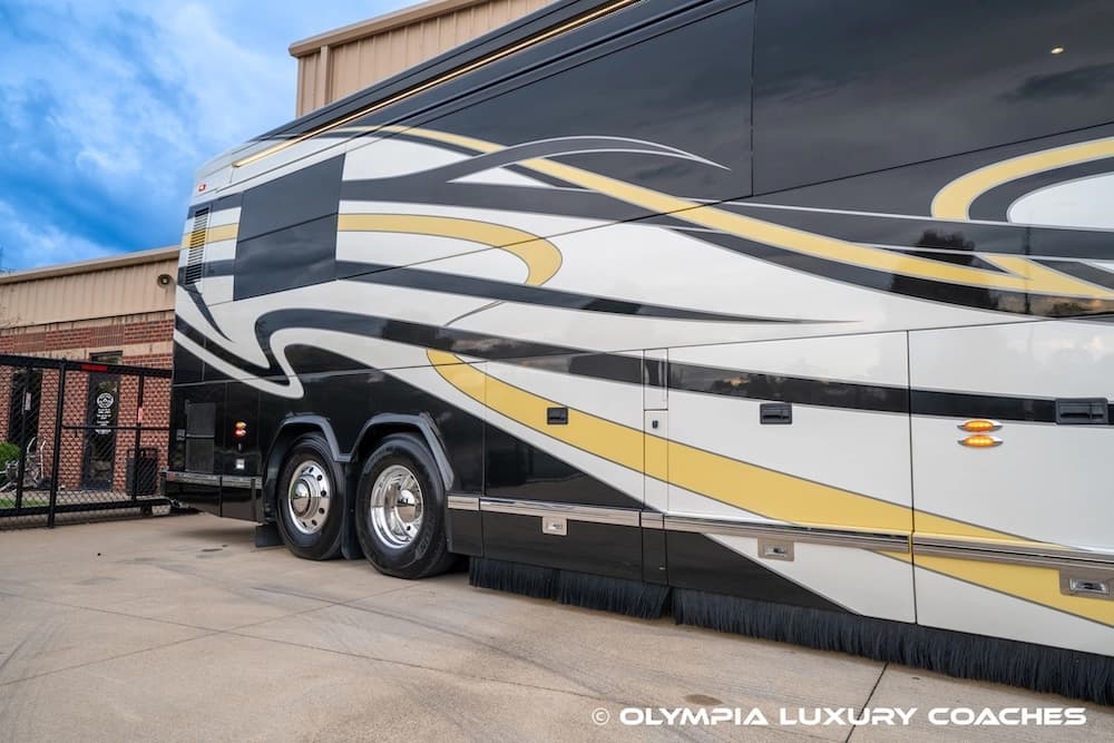 2008 Prevost H3-45 Amadas Motorcoach Conversion - Thumbnail 27 2008 Prevost H3-45 Amadas Motorcoach Conversion - Thumbnail 27