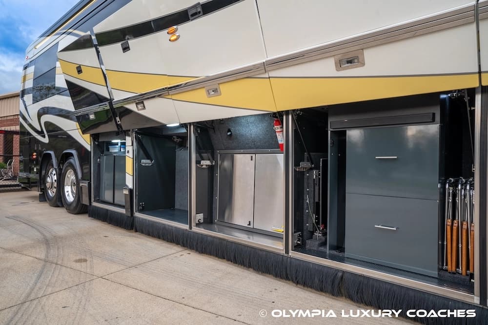 2008 Prevost H3-45 Amadas Motorcoach Conversion - Thumbnail 29 2008 Prevost H3-45 Amadas Motorcoach Conversion - Thumbnail 29