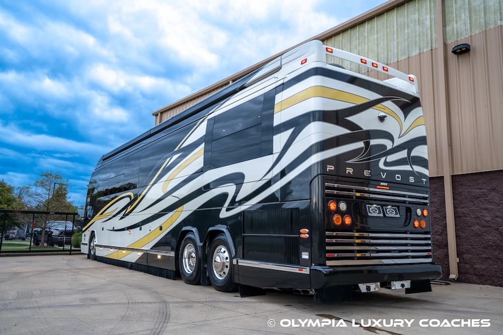 2008 Prevost H3-45 Amadas Motorcoach Conversion - Thumbnail 4 2008 Prevost H3-45 Amadas Motorcoach Conversion - Thumbnail 4