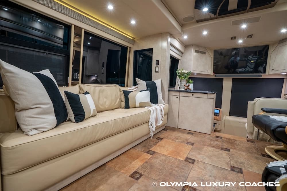 2008 Prevost H3-45 Amadas Motorcoach Conversion - Thumbnail 42 2008 Prevost H3-45 Amadas Motorcoach Conversion - Thumbnail 42