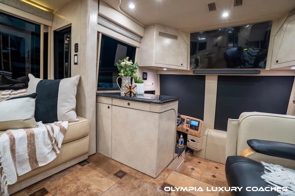 2008 Prevost H3-45 Amadas Motorcoach Conversion - Thumbnail 44 2008 Prevost H3-45 Amadas Motorcoach Conversion - Thumbnail 44