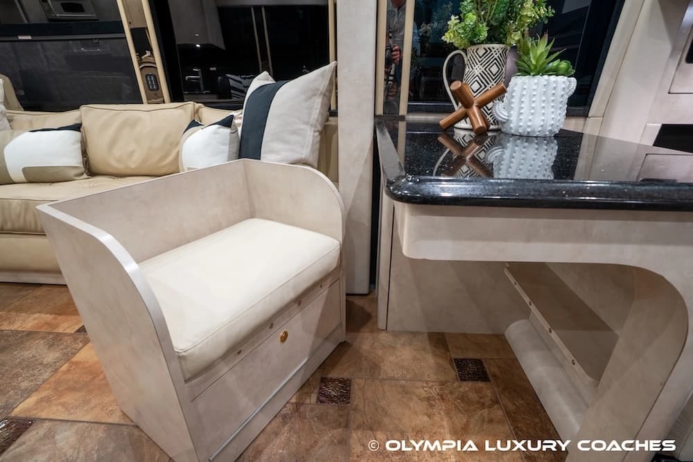 2008 Prevost H3-45 Amadas Motorcoach Conversion - Thumbnail 46 2008 Prevost H3-45 Amadas Motorcoach Conversion - Thumbnail 46