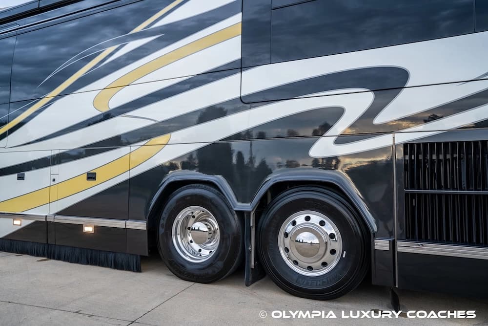 2008 Prevost H3-45 Amadas Motorcoach Conversion - Thumbnail 9 2008 Prevost H3-45 Amadas Motorcoach Conversion - Thumbnail 9