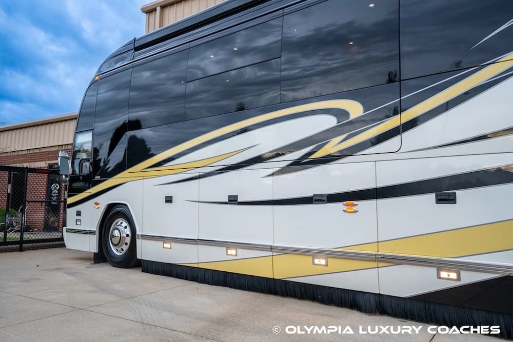 2008 Prevost H3-45 Amadas Motorcoach Conversion - Thumbnail 10 2008 Prevost H3-45 Amadas Motorcoach Conversion - Thumbnail 10