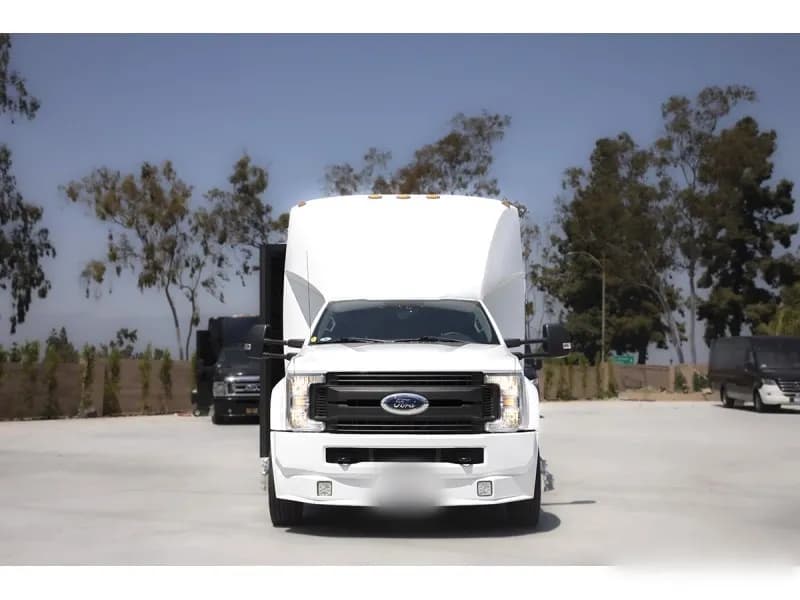 2019 Ford F-550 Limousine Bus - Thumbnail 3 2019 Ford F-550 Limousine Bus - Thumbnail 3