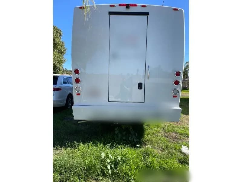 2019 Ford F-550 Limousine Bus - Thumbnail 4 2019 Ford F-550 Limousine Bus - Thumbnail 4