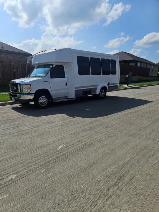 2011 Elkhart Coach Ford Shuttle Bus - Thumbnail 1 2011 Elkhart Coach Ford Shuttle Bus - Thumbnail 1