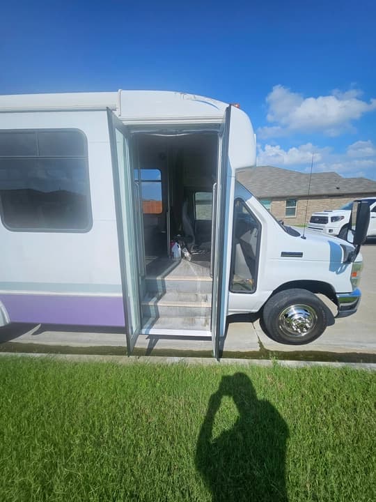 2011 Elkhart Coach Ford Shuttle Bus - Thumbnail 4 2011 Elkhart Coach Ford Shuttle Bus - Thumbnail 4