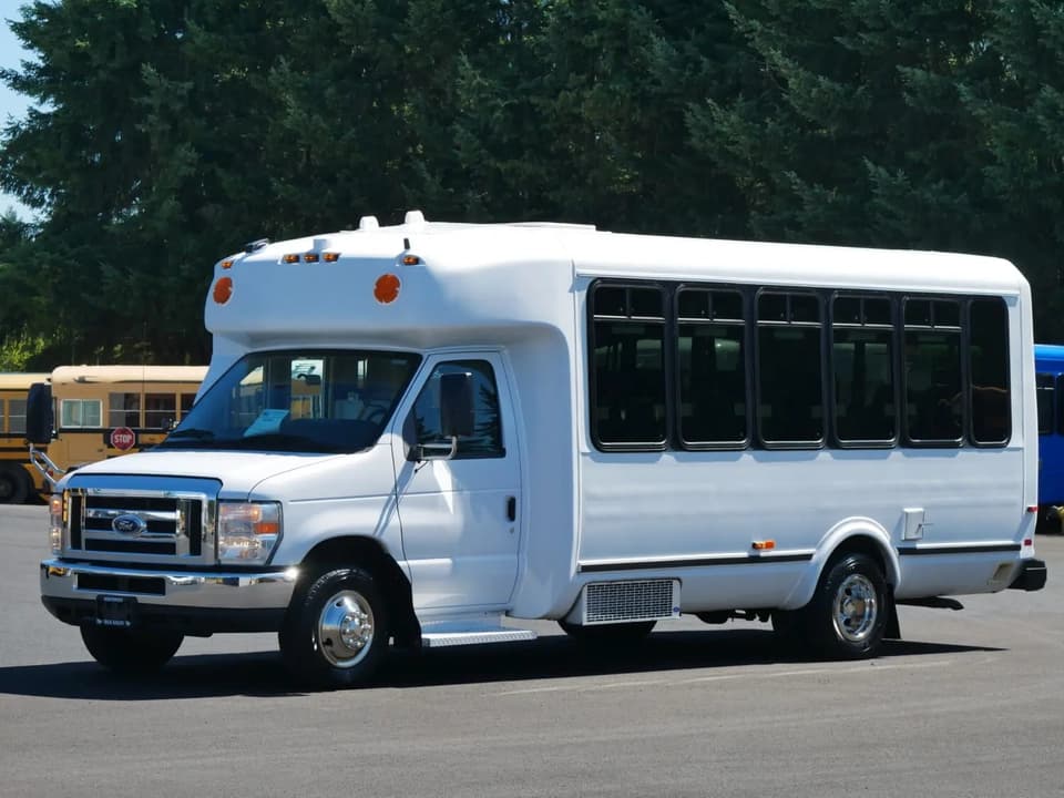 2014 ElDorado Aerotech Shuttle Bus - Thumbnail 2 2014 ElDorado Aerotech Shuttle Bus - Thumbnail 2