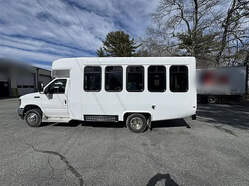 2025 Diamond Coach VIP 2200 Shuttle Bus - Thumbnail 2 2025 Diamond Coach VIP 2200 Shuttle Bus - Thumbnail 2