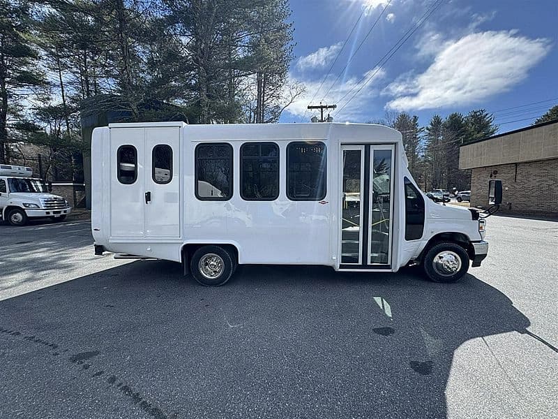 2025 Diamond Coach VIP 2200 Shuttle Bus - Thumbnail 3 2025 Diamond Coach VIP 2200 Shuttle Bus - Thumbnail 3