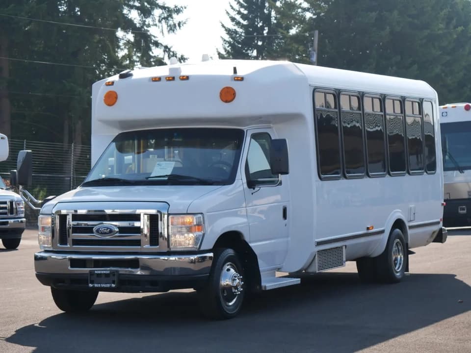 2014 ElDorado Aerotech Shuttle Bus - Thumbnail 2 2014 ElDorado Aerotech Shuttle Bus - Thumbnail 2