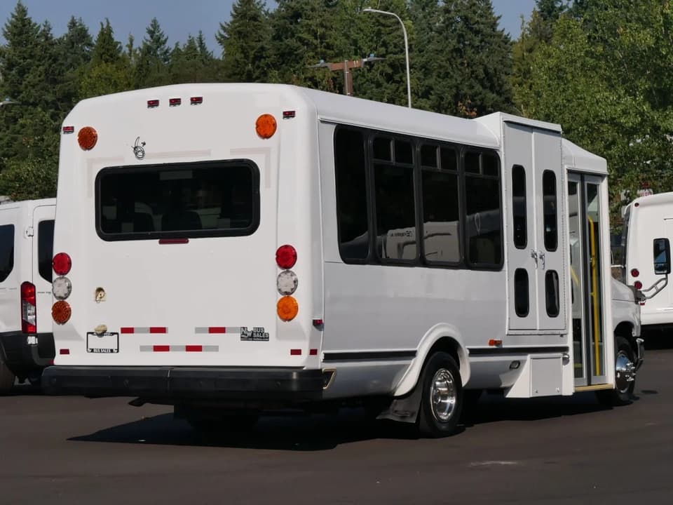 2014 ElDorado Aerotech Shuttle Bus - Thumbnail 3 2014 ElDorado Aerotech Shuttle Bus - Thumbnail 3