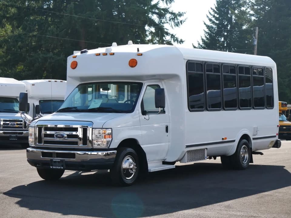 2014 ElDorado Aerotech Shuttle Bus - Thumbnail 2 2014 ElDorado Aerotech Shuttle Bus - Thumbnail 2