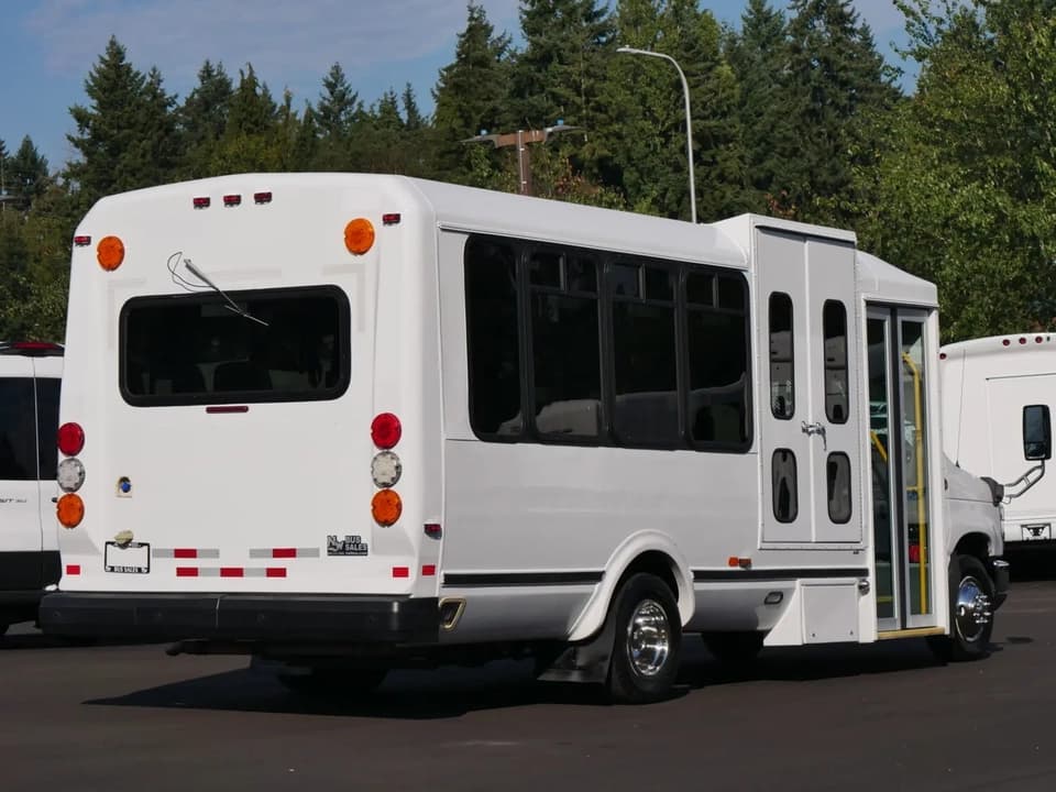 2014 ElDorado Aerotech Shuttle Bus - Thumbnail 3 2014 ElDorado Aerotech Shuttle Bus - Thumbnail 3