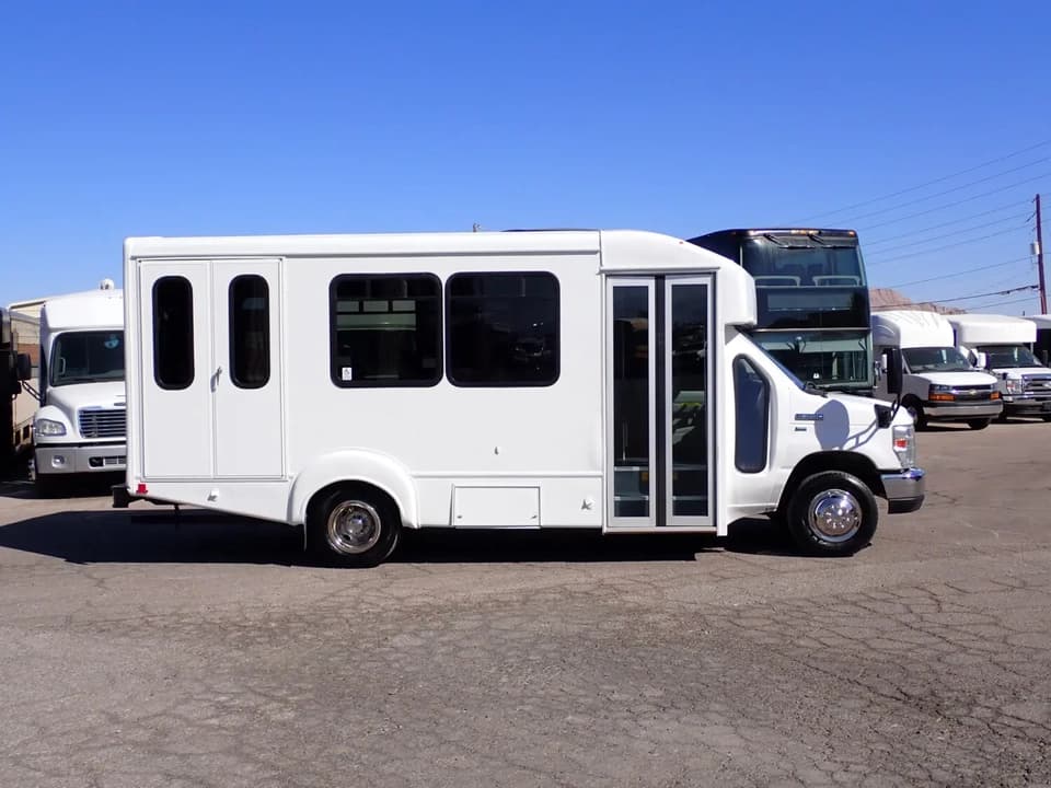 2016 Goshen Impulse Shuttle Bus - Thumbnail 4 2016 Goshen Impulse Shuttle Bus - Thumbnail 4