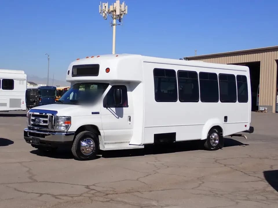 2019 Elkhart Coach EC II Shuttle Bus - Thumbnail 2 2019 Elkhart Coach EC II Shuttle Bus - Thumbnail 2