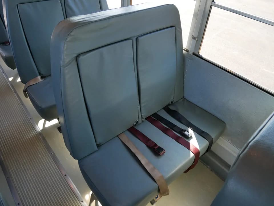 2005 Thomas Built Saf-T-Liner School Bus - Thumbnail 9 2005 Thomas Built Saf-T-Liner School Bus - Thumbnail 9