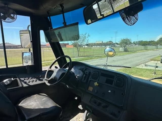 2011 Thomas Saf-T-Liner C2 - Thumbnail 6 2011 Thomas Saf-T-Liner C2 - Thumbnail 6