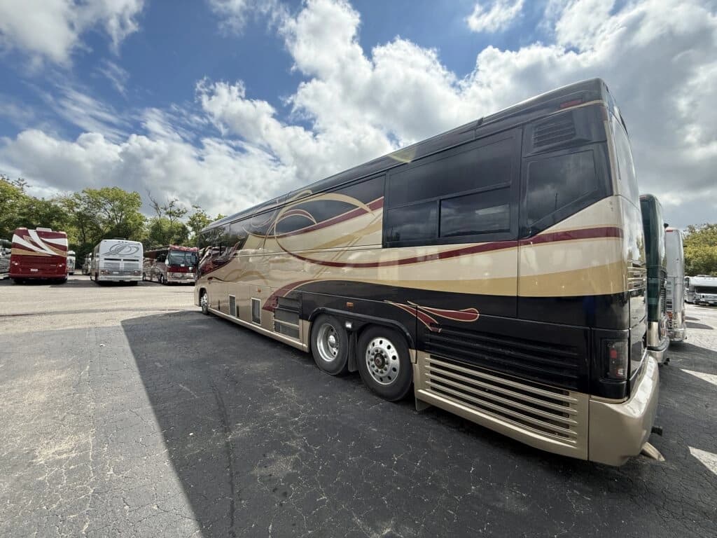 1999 MCI E-4500 Motorhome - Image 2 1999 MCI E-4500 Motorhome - Image 2