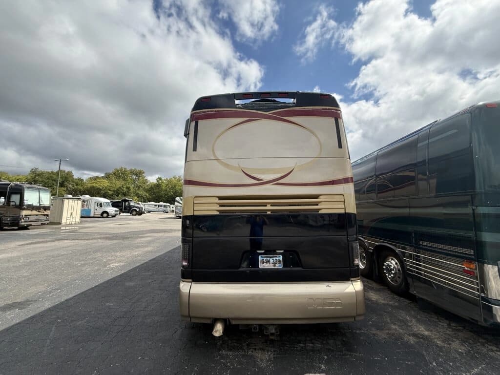 1999 MCI E-4500 Motorhome - Image 3 1999 MCI E-4500 Motorhome - Image 3