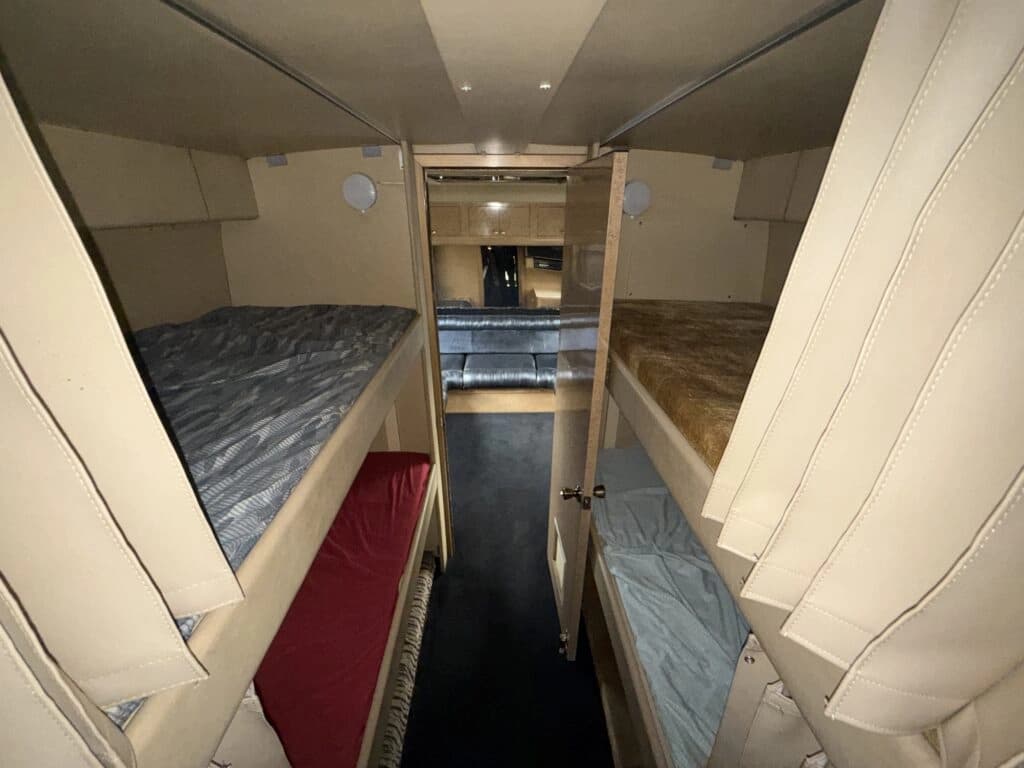 1999 MCI E-4500 Motorhome - Image 11 1999 MCI E-4500 Motorhome - Image 11