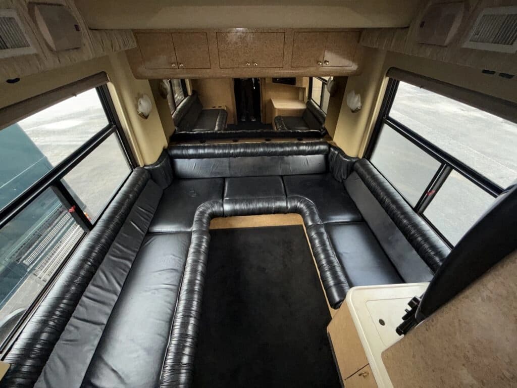 1999 MCI E-4500 Motorhome - Image 12 1999 MCI E-4500 Motorhome - Image 12