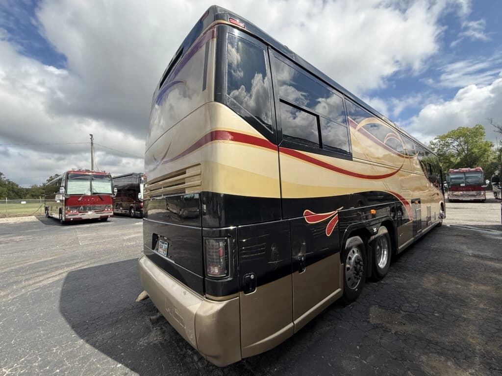 1999 MCI E-4500 Motorhome - Image 4 1999 MCI E-4500 Motorhome - Image 4