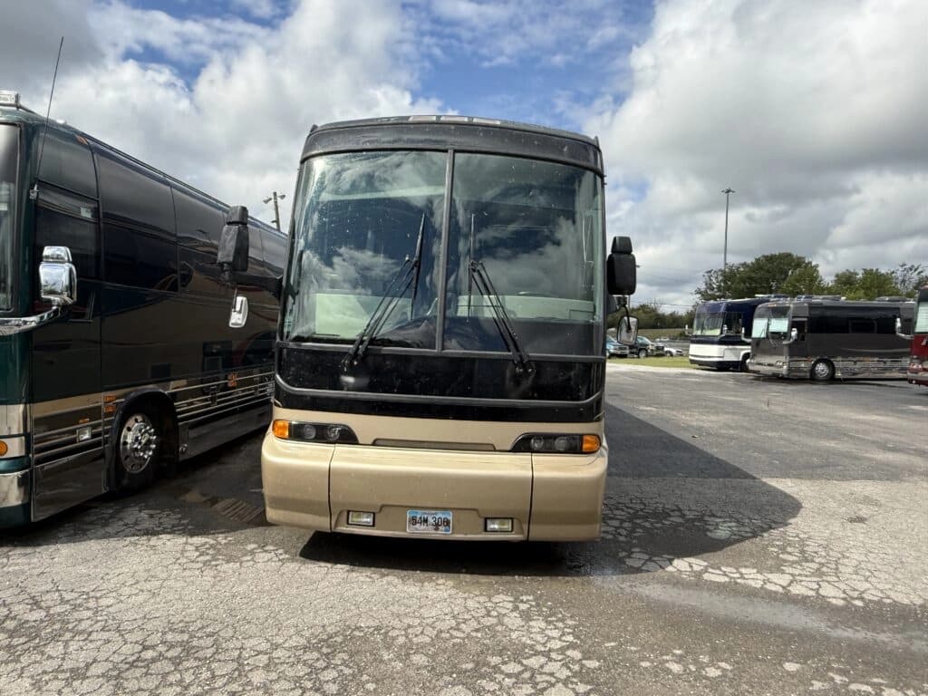 1999 MCI E-4500 Motorhome - Image 5 1999 MCI E-4500 Motorhome - Image 5