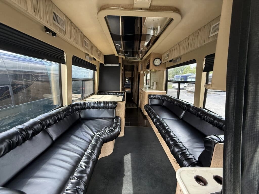 1999 MCI E-4500 Motorhome - Image 6 1999 MCI E-4500 Motorhome - Image 6