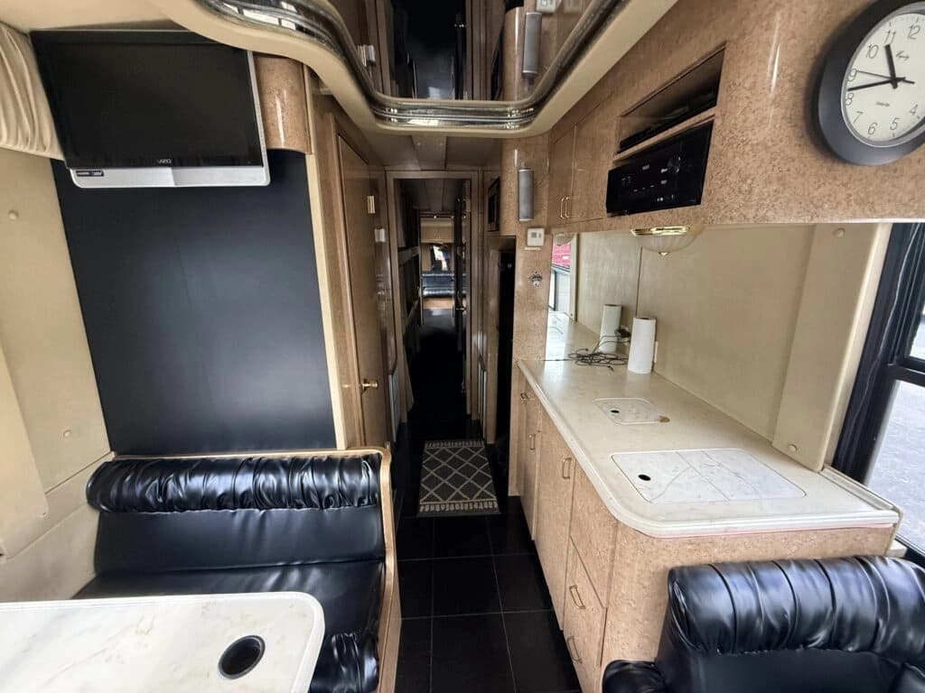 1999 MCI E-4500 Motorhome - Image 7 1999 MCI E-4500 Motorhome - Image 7