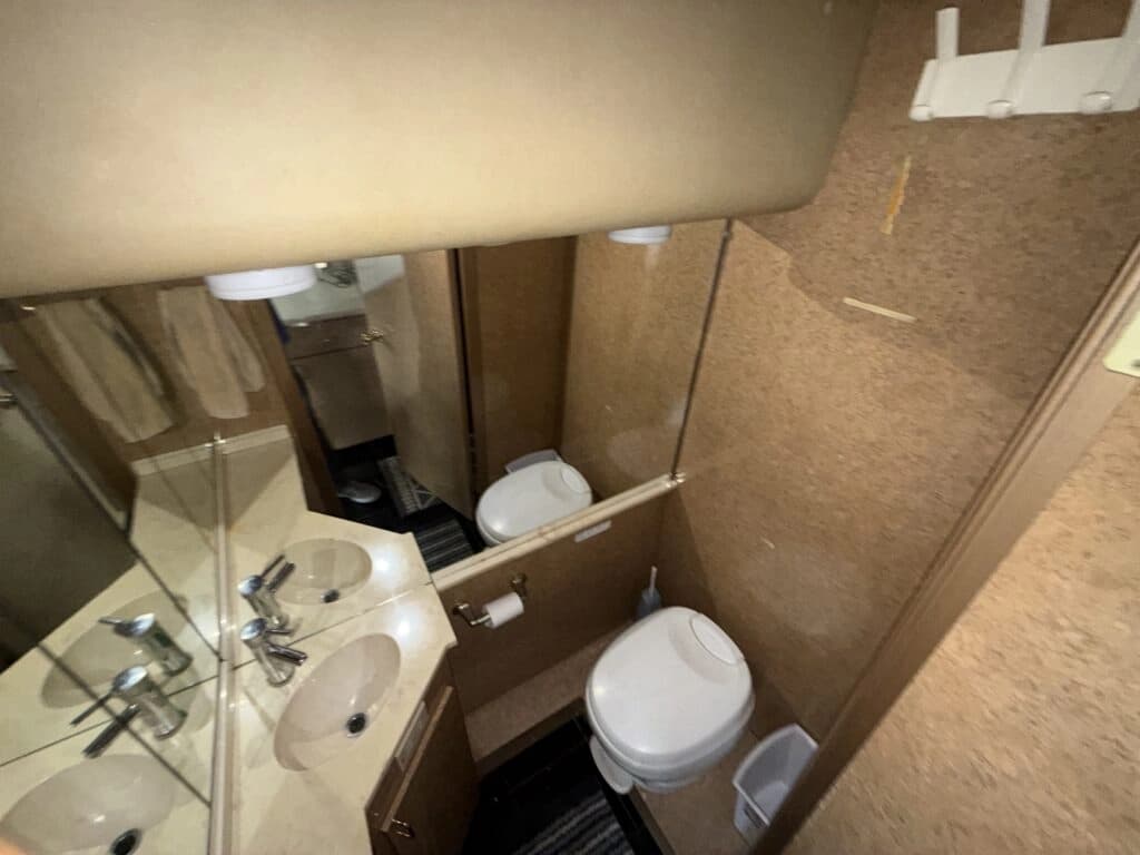 1999 MCI E-4500 Motorhome - Image 8 1999 MCI E-4500 Motorhome - Image 8