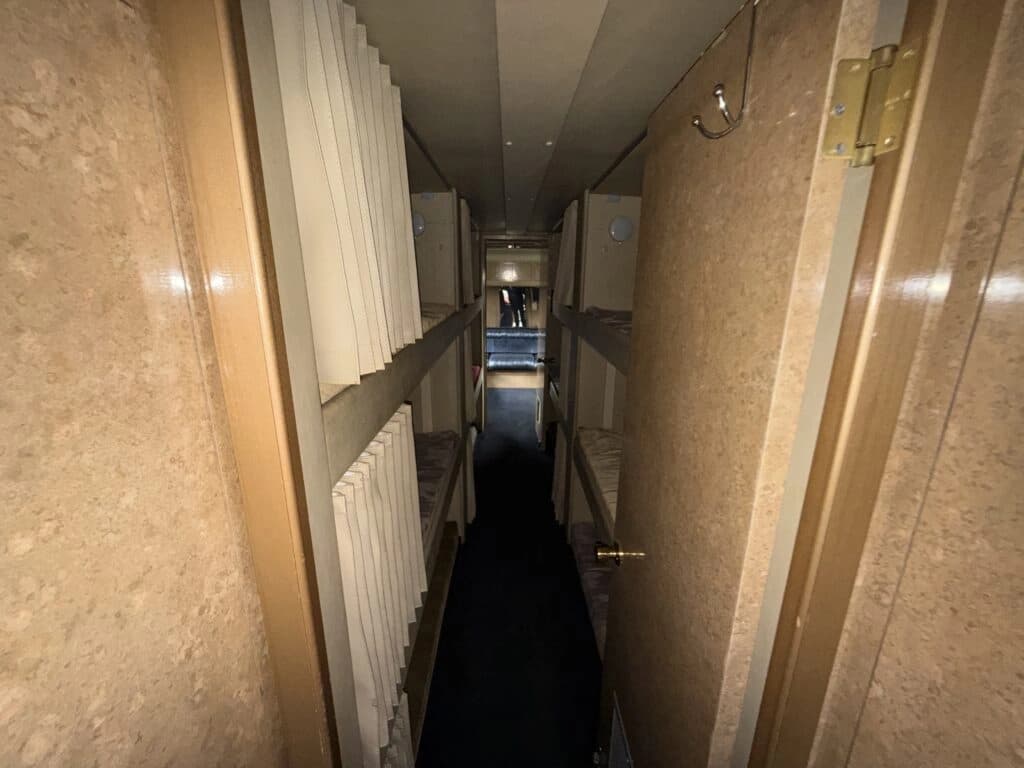 1999 MCI E-4500 Motorhome - Image 9 1999 MCI E-4500 Motorhome - Image 9