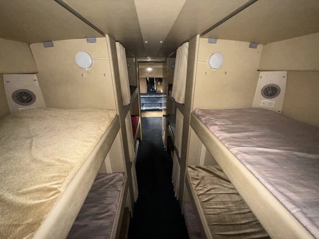 1999 MCI E-4500 Motorhome - Image 10 1999 MCI E-4500 Motorhome - Image 10