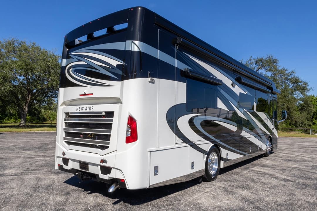 2022 Newmar New Aire 3543 Motorhome - Image 5 2022 Newmar New Aire 3543 Motorhome - Image 5