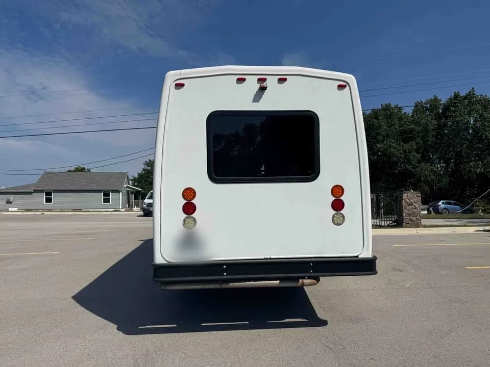 2016 Ford F550 Goshen Shuttle Bus - Image 2 2016 Ford F550 Goshen Shuttle Bus - Image 2