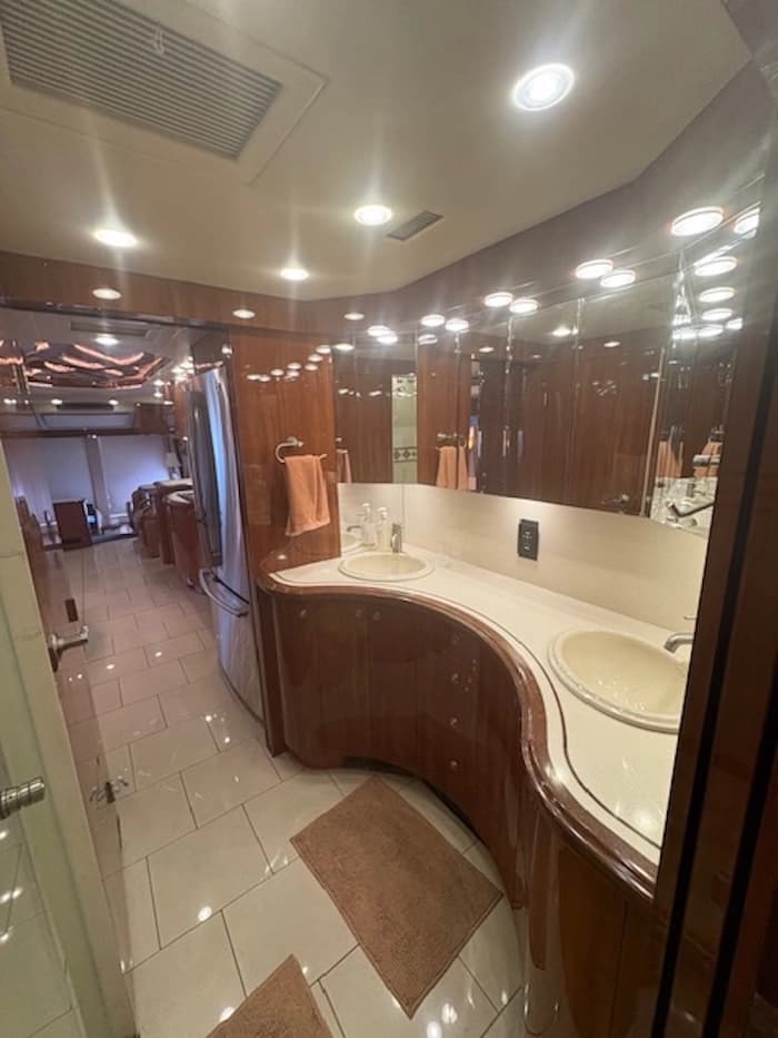 2008 Prevost Parliament H3-45 Motorhome - Image 14 2008 Prevost Parliament H3-45 Motorhome - Image 14