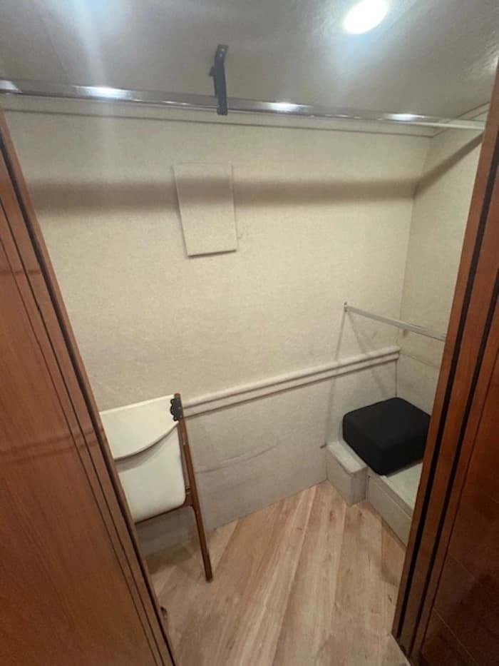 2008 Prevost Parliament H3-45 Motorhome - Image 18 2008 Prevost Parliament H3-45 Motorhome - Image 18