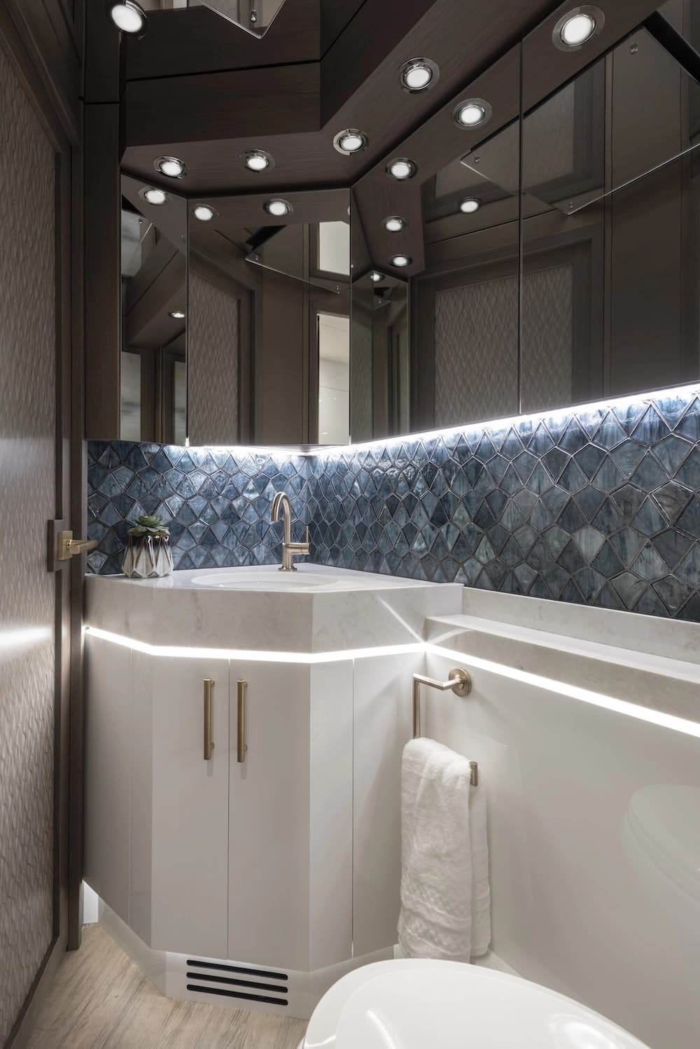 2022 Prevost Elegant Lady H3-45 Motorhome - Thumbnail 22 2022 Prevost Elegant Lady H3-45 Motorhome - Thumbnail 22