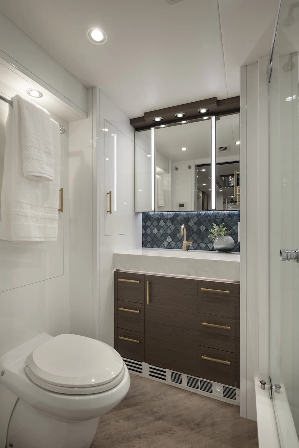 2022 Prevost Elegant Lady H3-45 Motorhome - Thumbnail 24 2022 Prevost Elegant Lady H3-45 Motorhome - Thumbnail 24