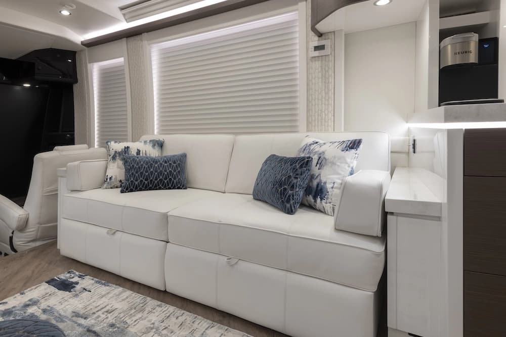 2022 Prevost Elegant Lady H3-45 Motorhome - Thumbnail 5 2022 Prevost Elegant Lady H3-45 Motorhome - Thumbnail 5