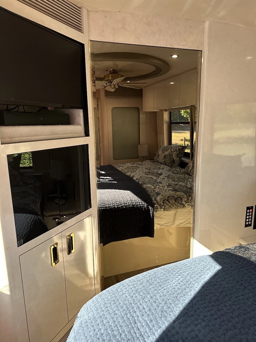 1999 Prevost Marathon XL Motorhome - Thumbnail 12 1999 Prevost Marathon XL Motorhome - Thumbnail 12