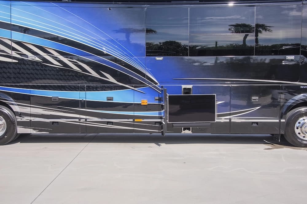 2017 Prevost Liberty Elegant Lady H3-45 Motorhome - Thumbnail 4 2017 Prevost Liberty Elegant Lady H3-45 Motorhome - Thumbnail 4