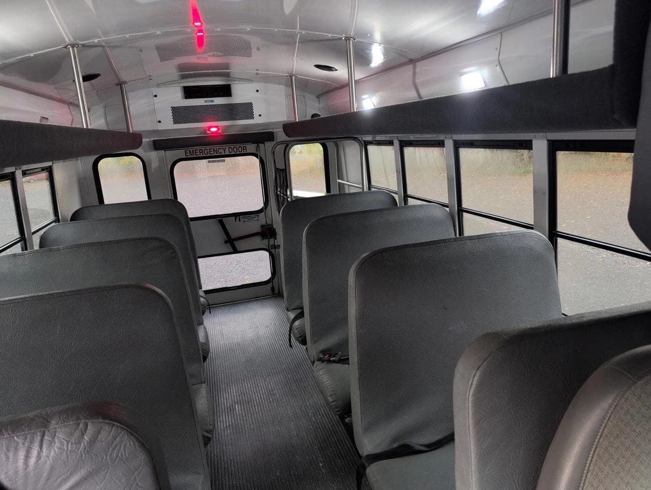 2016 Chevrolet 3500 Starcraft Shuttle Bus - Image 6 2016 Chevrolet 3500 Starcraft Shuttle Bus - Image 6