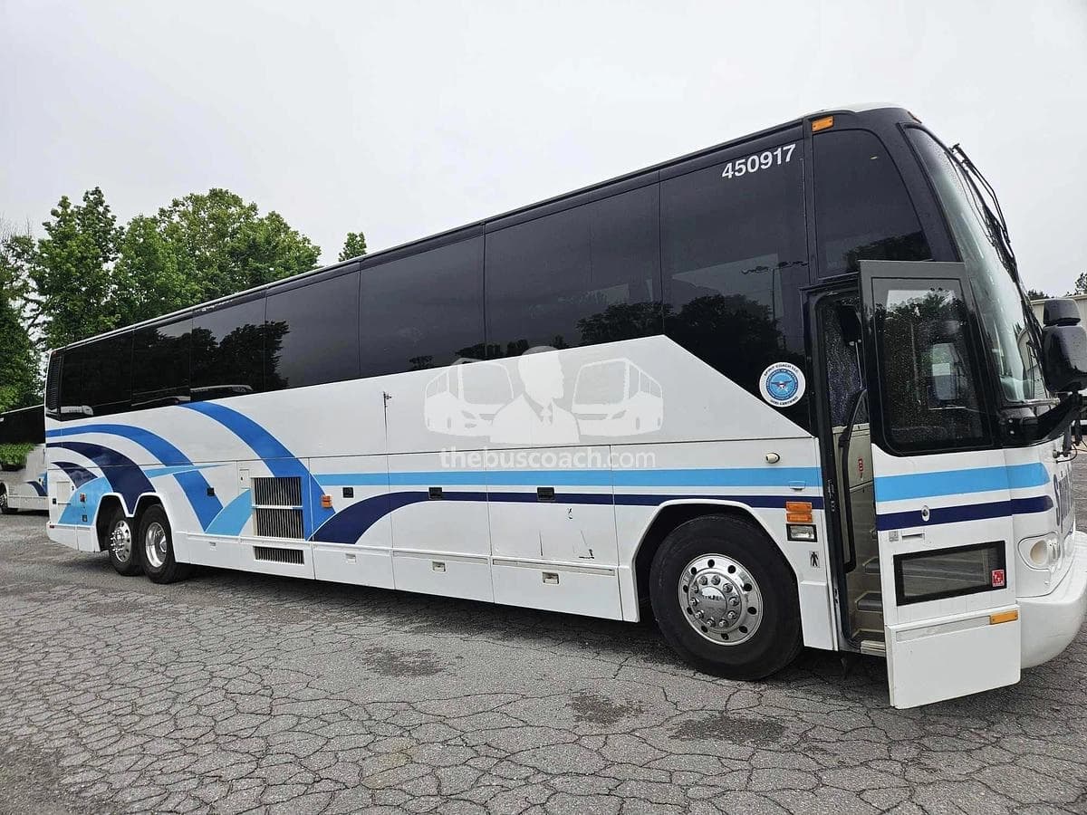 2009 Prevost H3-45 - Thumbnail 2 2009 Prevost H3-45 - Thumbnail 2