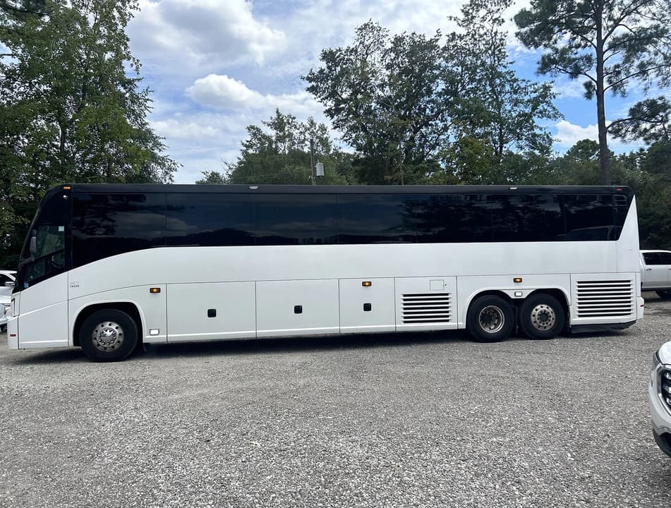 2016 MCI J4500 Coach Bus - Thumbnail 5 2016 MCI J4500 Coach Bus - Thumbnail 5