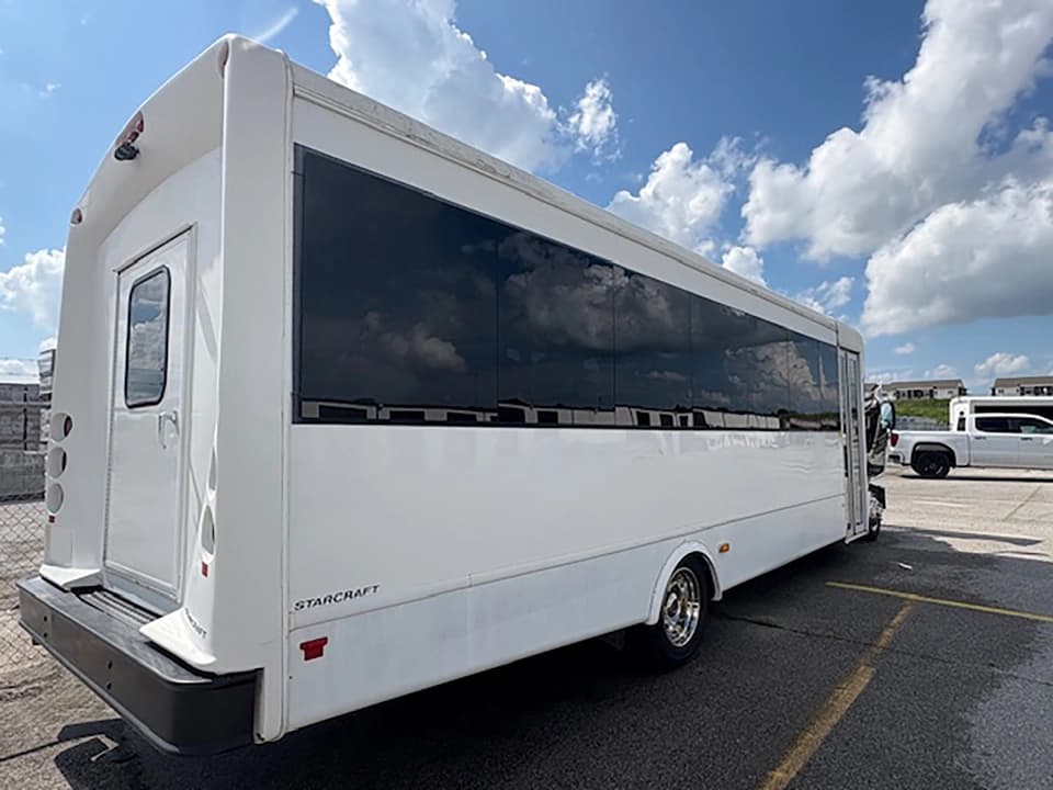 2013 International 3000 Starcraft Shuttle Bus - Image 5 2013 International 3000 Starcraft Shuttle Bus - Image 5