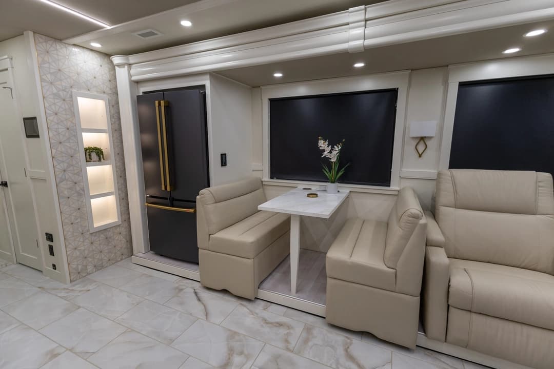 2026 Showhauler Adventure A4501 Motorhome - Image 16 2026 Showhauler Adventure A4501 Motorhome - Image 16