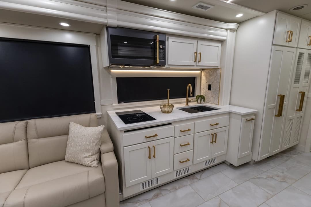 2026 Showhauler Adventure A4501 Motorhome - Image 19 2026 Showhauler Adventure A4501 Motorhome - Image 19